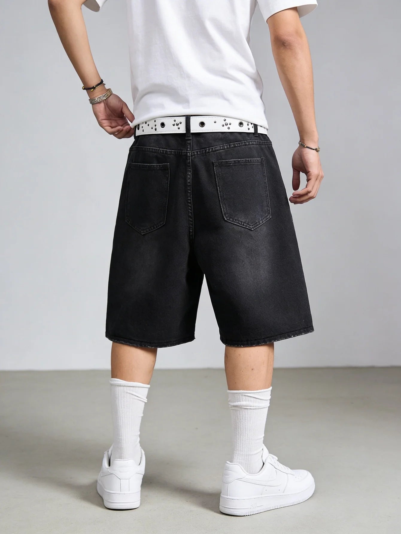 loose baggy jorts